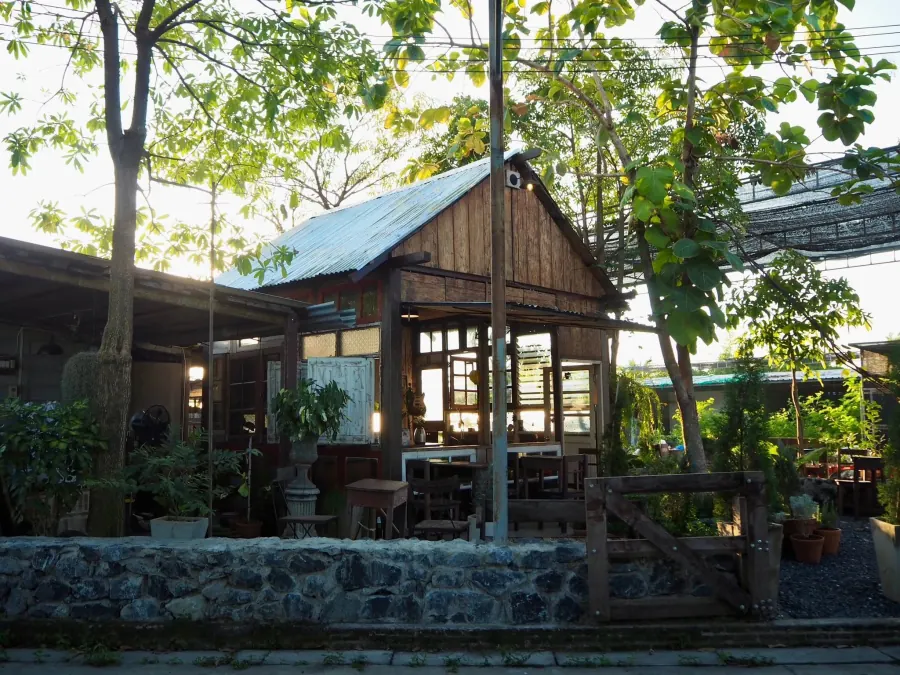 บรรยากาศสวนสวยของ The Singing Leaf ใบไม้ขับขาน คาเฟ่ปทุมธานี