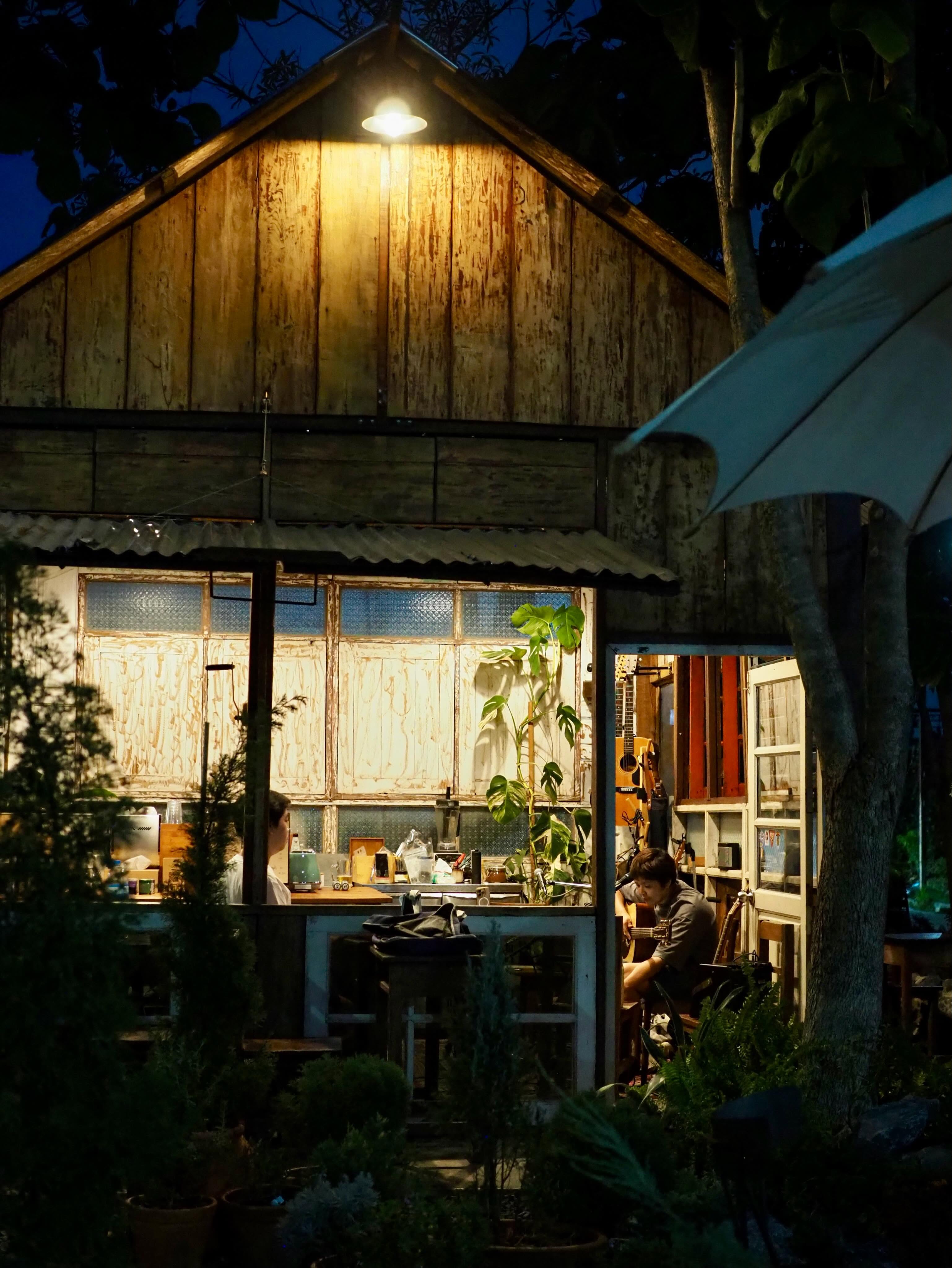 นักดนตรีเล่นกีตาร์สด บรรยากาศคาเฟ่ The Singing Leaf ปทุมธานี